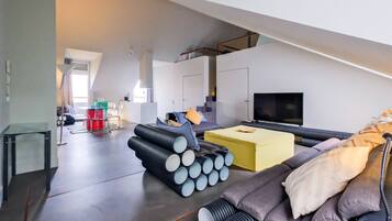 Superior penthouse, 2 slaapkamers | Woonruimte | Een 43-inch smart-tv met satellietzenders, Netflix en streamingdiensten