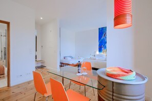 Superior Studio, City View | In-room dining - Chiado Arty flats (Lisbon)