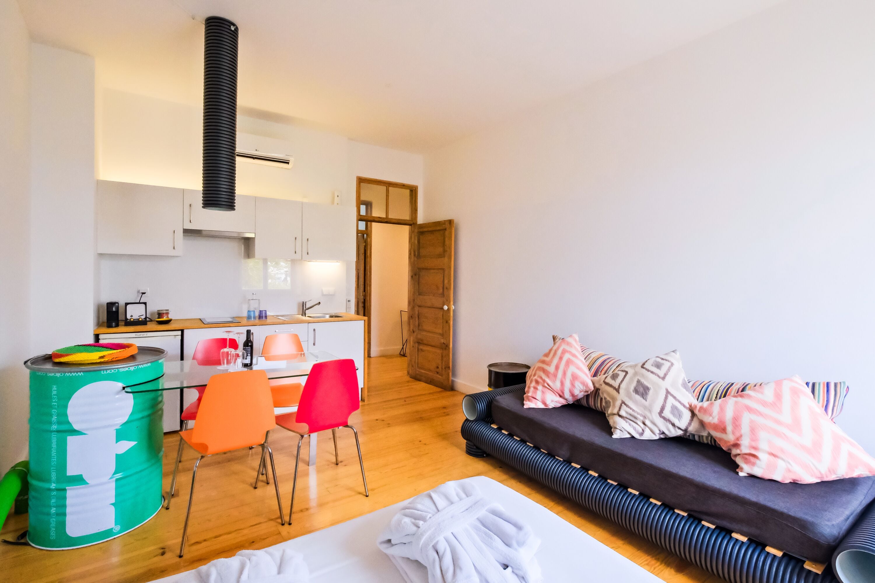 Appartamento, 1 camera da letto, terrazzo, vista città | Area soggiorno | Smart TV 43 pollici con canali satellitari, Netflix