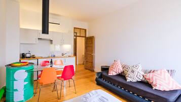Appartamento, 1 camera da letto, terrazzo, vista città | Area soggiorno | Smart TV 43 pollici con canali satellitari, Netflix