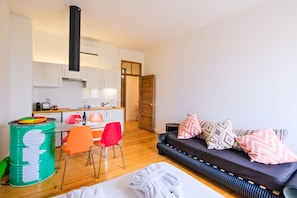 Apartment, 1 Bedroom, Terrace, City View | Living area | 43-inch Smart TV with satellite channels, Netflix, streaming services - Chiado Arty flats (Lisbon)