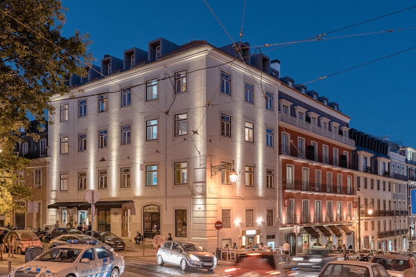 Fachada da propriedade à noite