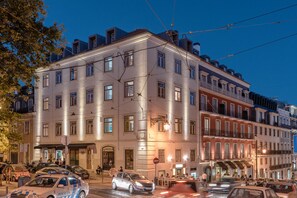 Front of property - evening/night - Chiado Arty flats (Lisbon)