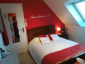 Habitación doble Confort, 1 habitación, para no fumadores, baño privado | Ropa de cama de alta calidad y decoración personalizada