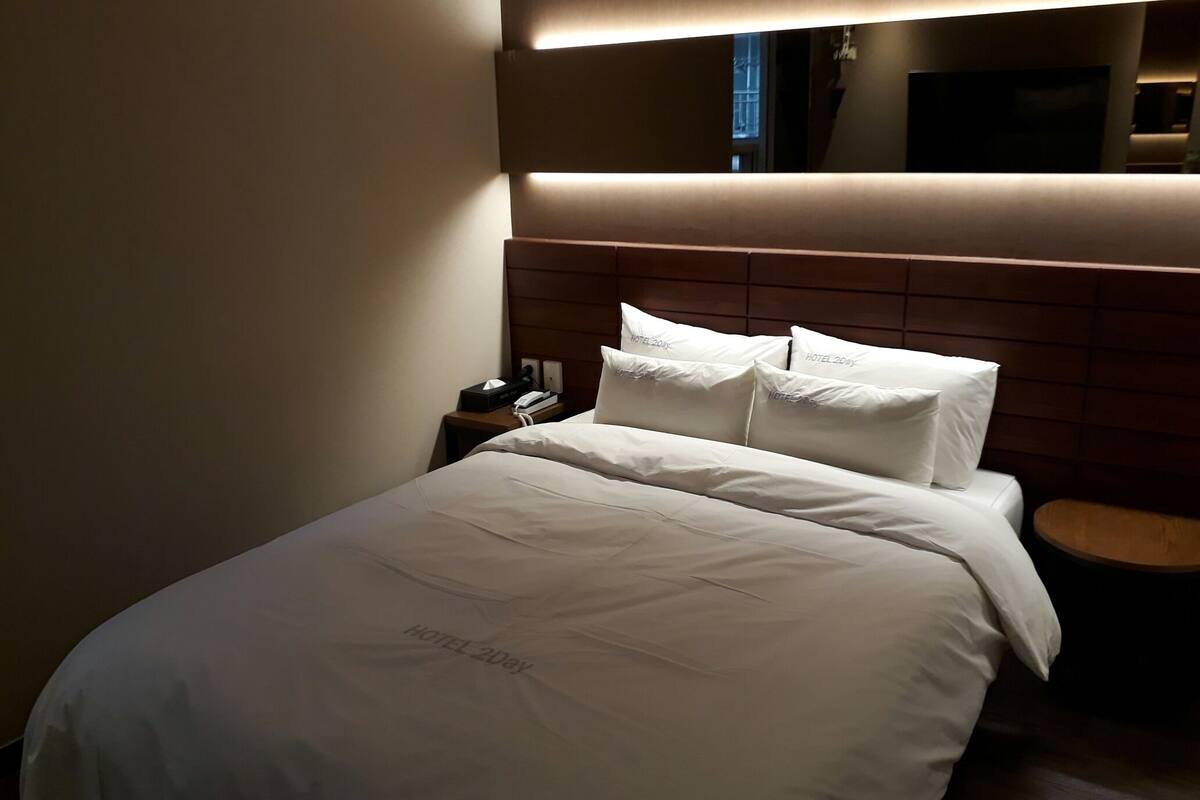 standard room | blackout curtains, free wifi, bed sheets