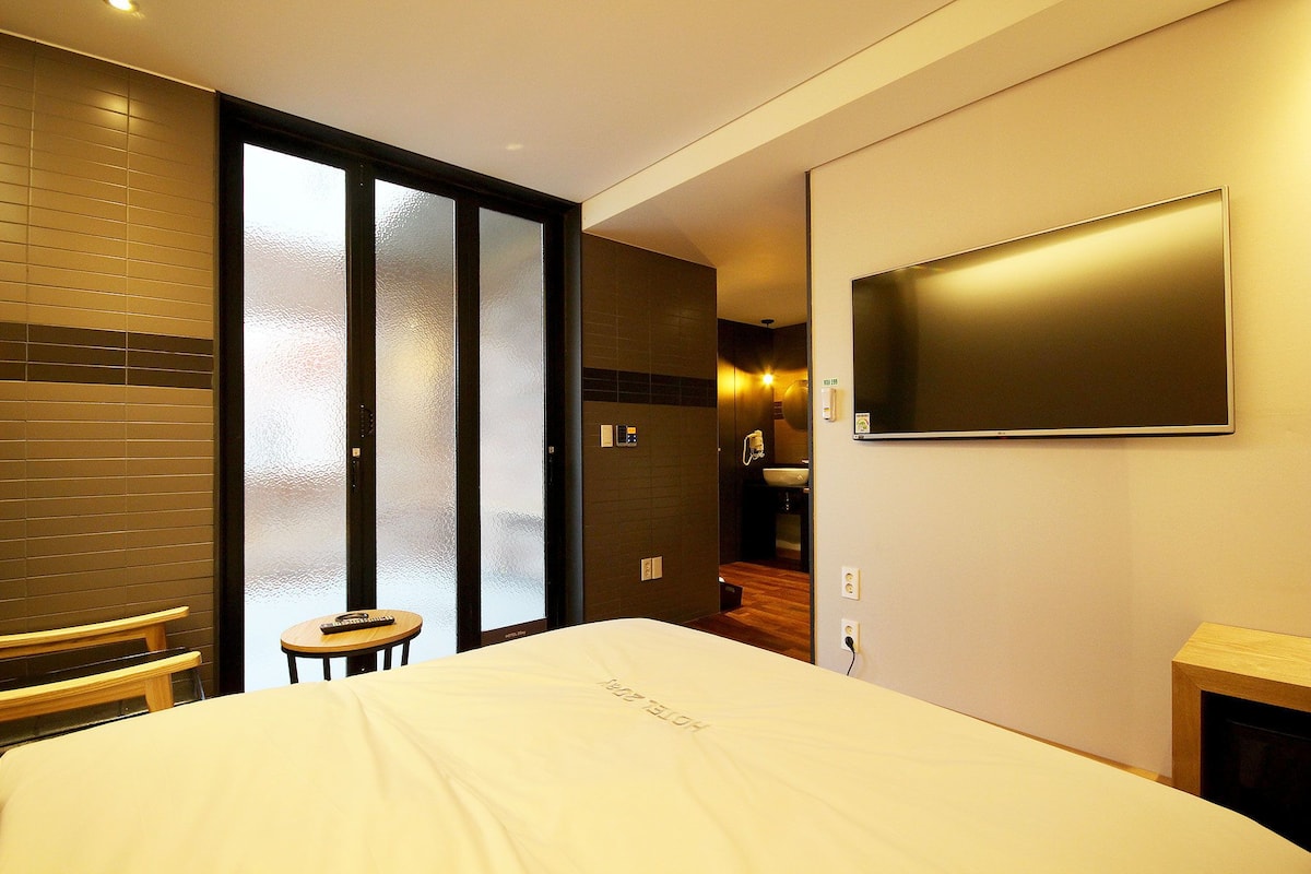 deluxe room | blackout curtains, free wifi, bed sheets