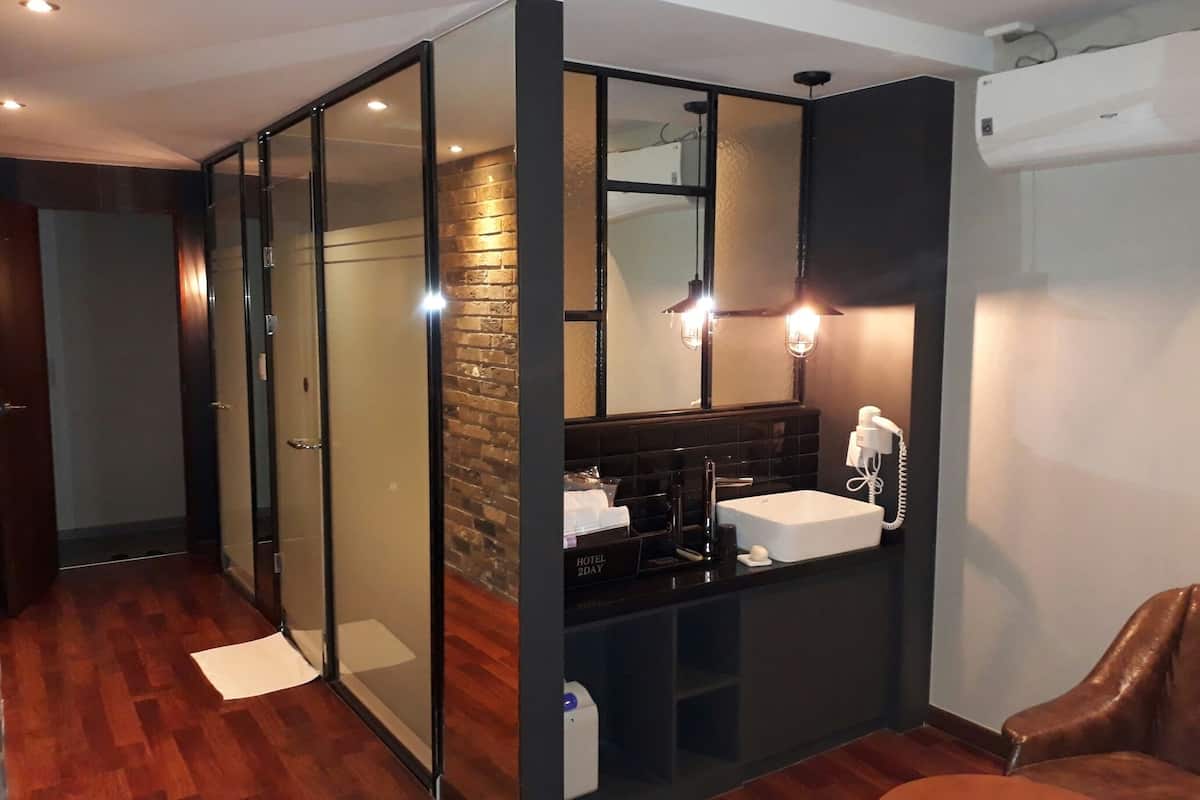 deluxe room | blackout curtains, free wifi, bed sheets