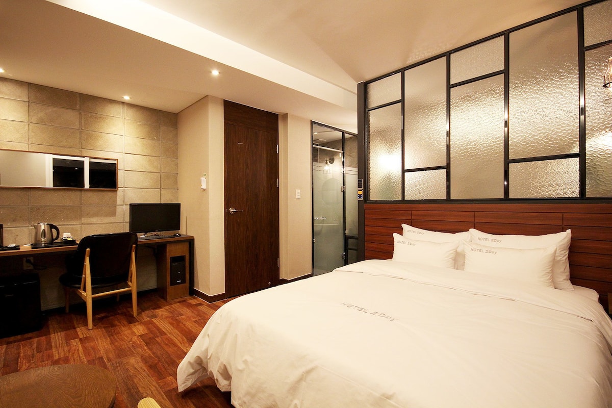 Cortinas blackout, wifi gratis y ropa de cama