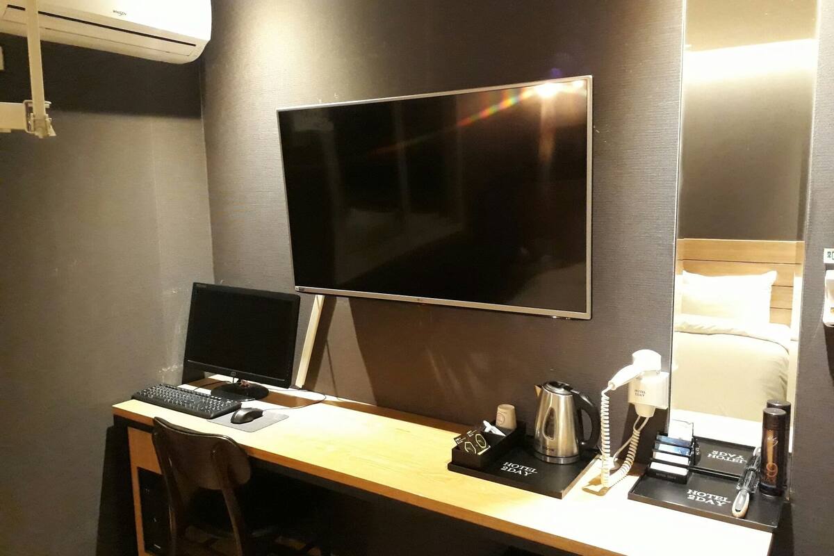 standard room | blackout curtains, free wifi, bed sheets