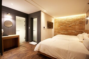 Cortinas blackout, wifi gratis y ropa de cama