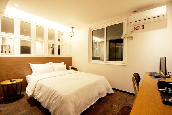 غرفة عادية | ستائر تعتيم وواي فاي مجانًا وملاءات أسرّة