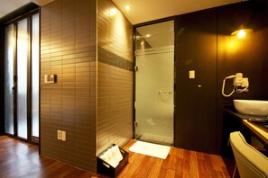 Chambre Deluxe | Salle de bain | Articles de toilette (gratuits), séchoir à cheveux, pantoufles