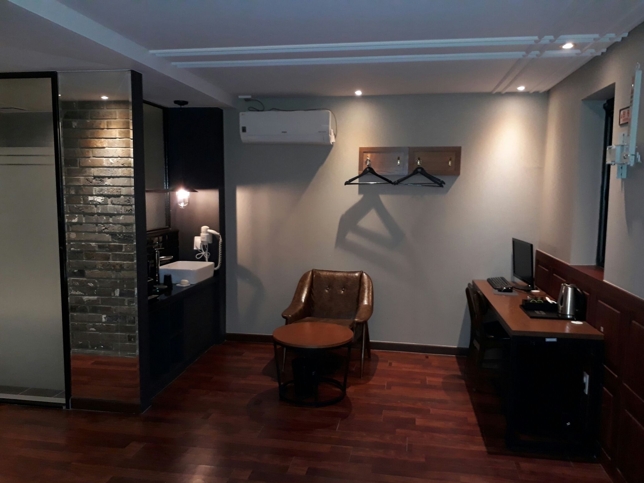 deluxe room | living area | flat-screen tv