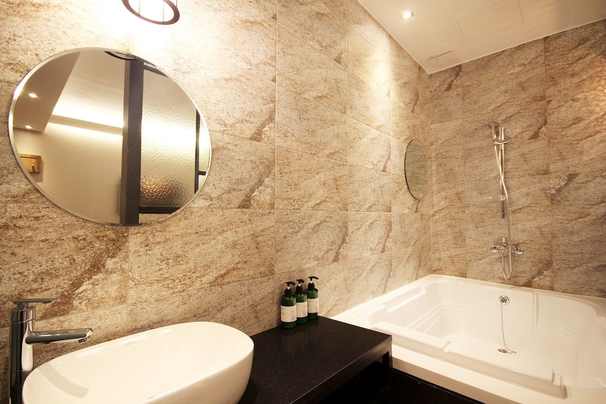 deluxe twin room | bathroom | free toiletries, hair dryer, slippers, towels