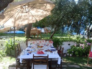 Daily buffet breakfast (EUR 6.5 per person)