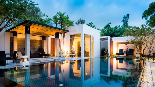 Una piscina al aire libre