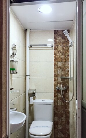 Shower, free toiletries, hair dryer, slippers - Toronto Inn (Kowloon)