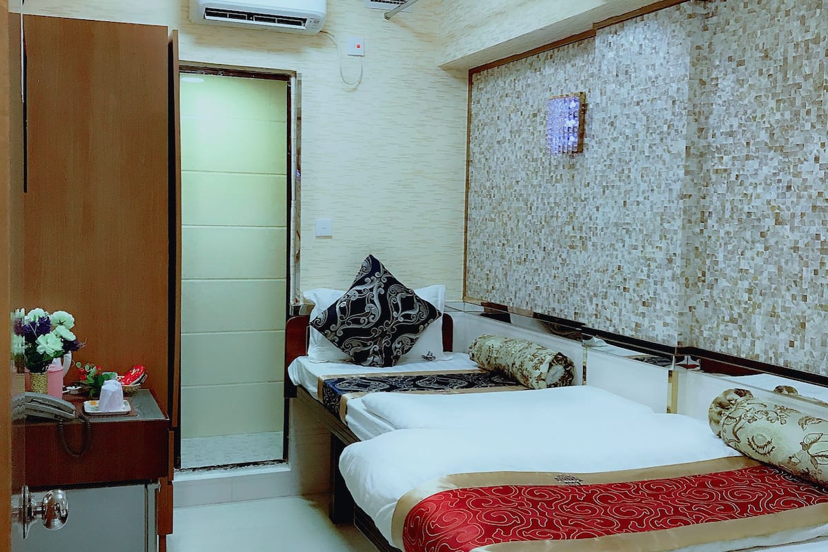 Triple Room | Minibar, in-room safe, desk, soundproofing