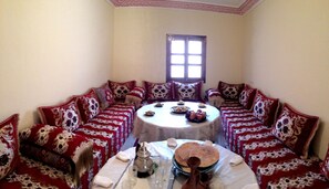 Quadruple Room | In-room dining - Gite Imzough (Asni)