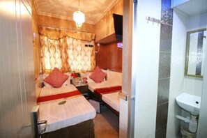 Dusche, kostenlose Toilettenartikel, Haartrockner, Hausschuhe