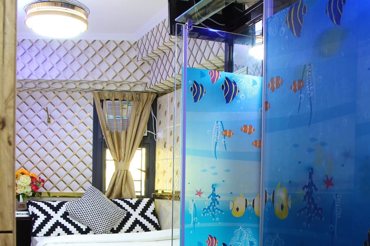 In-room safe, soundproofing, iron/ironing board, free WiFi