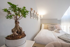 Romantic Studio (8/18) | 1 bedroom, premium bedding, desk, iron/ironing board