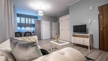 Departamento, 1 habitación (8/31, Topolowa 8/32 Street) | Área de sala de estar | Televisión de pantalla plana