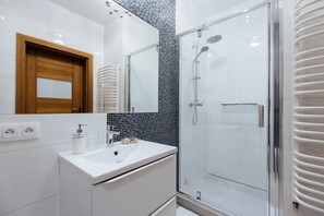Departamento, 2 habitaciones (4/8, Fivestars Topolowa 4 Street) | Baño | Regadera, amenidades de baño gratuitas, secadora de cabello, toallas 
