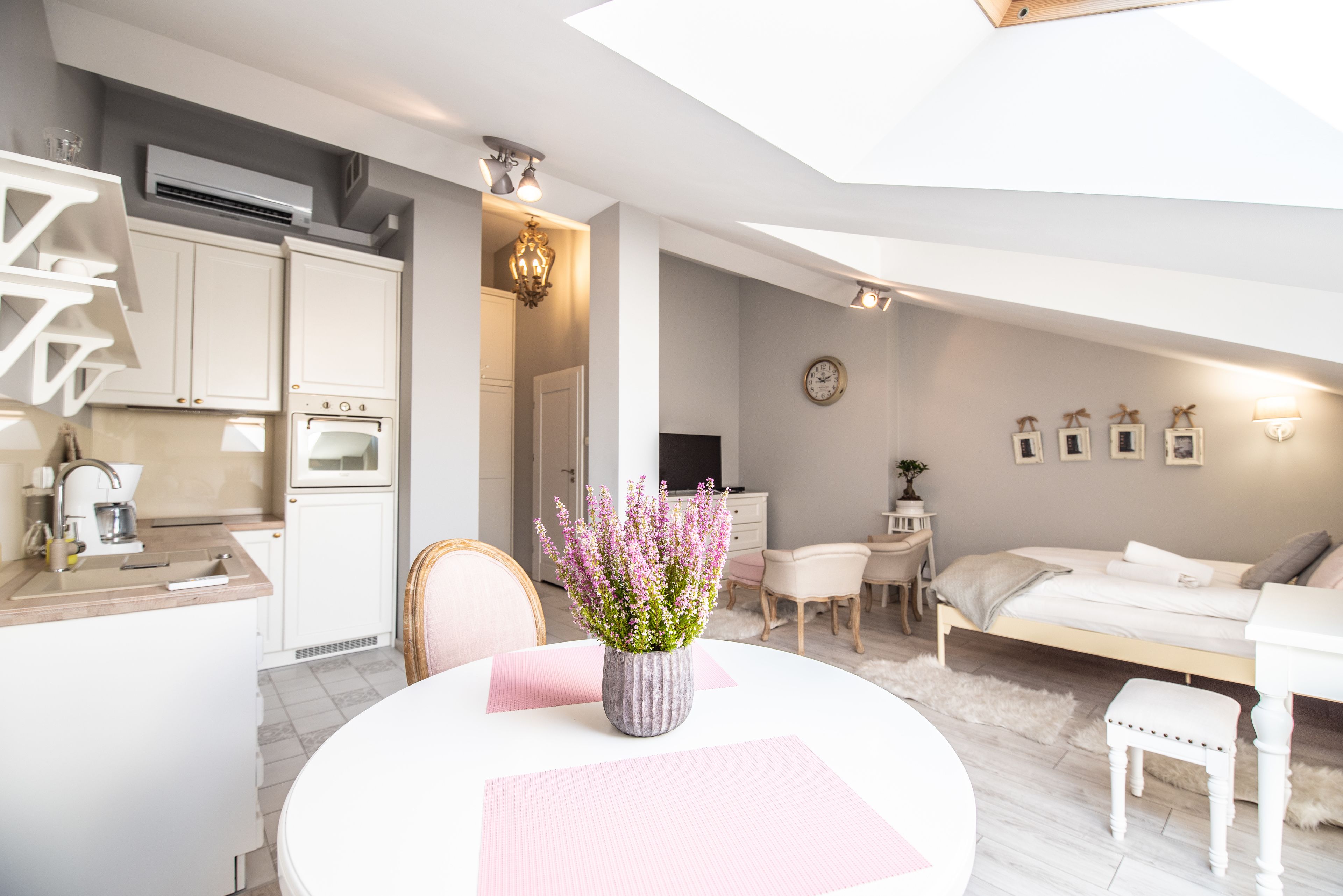 ロマンティック スタジオ (8/18) | 1 室のベッドルーム、高級寝具、デスク、アイロン / アイロン台