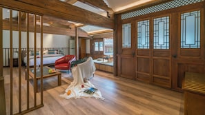 Deluxe suite | Een minibar, een kluis op de kamer, een bureau, verduisterende gordijnen