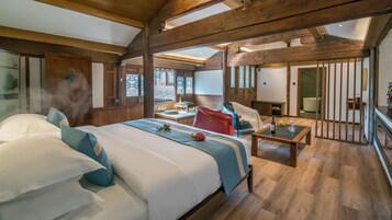 Suite Deluxe | Minibar, caja fuerte, escritorio y cortinas opacas