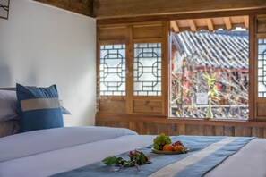 Minibar, in-room safe, desk, blackout curtains - Lize Graceland Artistic Suite Inn (Lijiang)