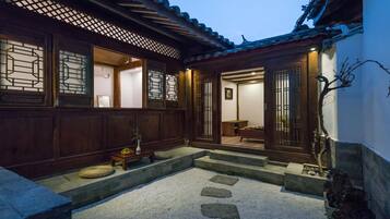 Habitación Deluxe doble, balcón | Vistas al patio