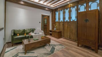 Deluxe Tek Büyük Yataklı Oda | Minibar, odada kasa, masa, güneşlik/perde