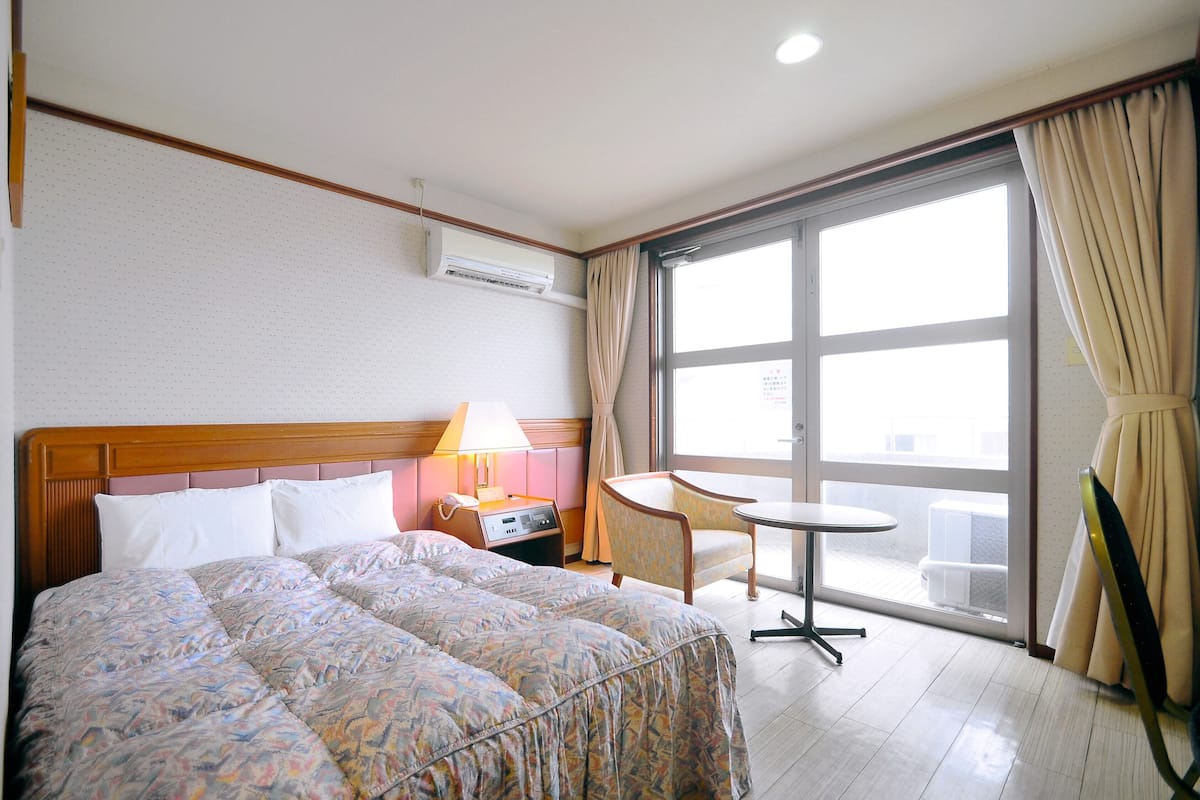 Desk, WiFi (free), individually furnished, bed sheets