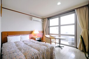 Muebles diferentes, escritorio, wifi gratis y ropa de cama