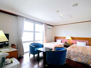 Individually furnished, desk, free WiFi, bed sheets - Hotel Kyowa (Miyakojima)