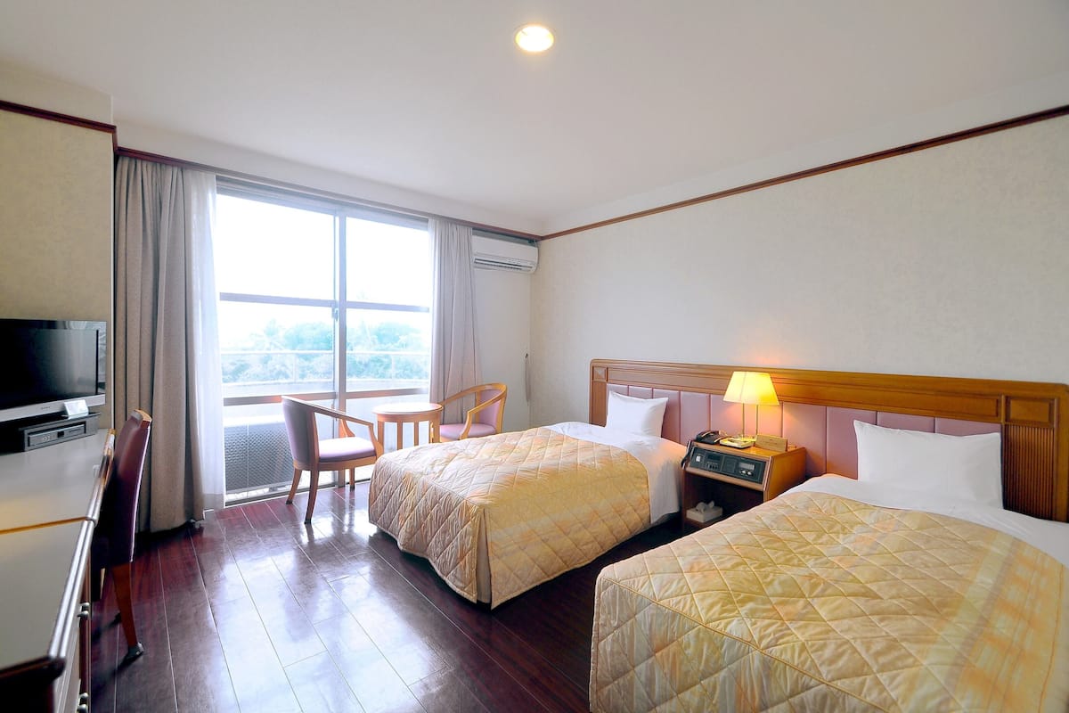 Desk, WiFi (free), individually furnished, bed sheets