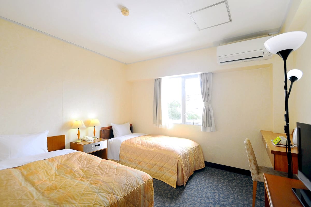 Desk, WiFi (free), individually furnished, bed sheets