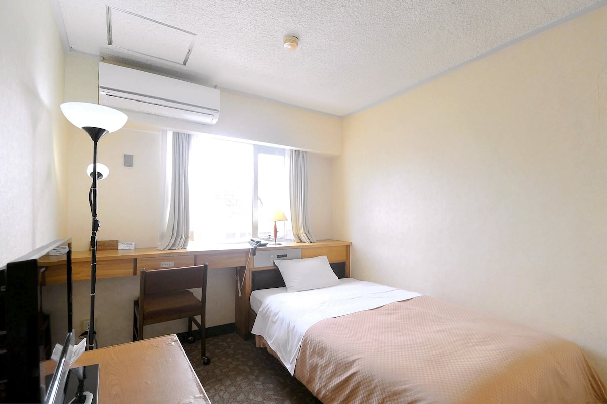 Desk, WiFi (free), individually furnished, bed sheets