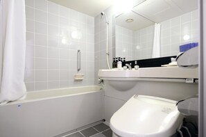 Combined shower/bathtub, deep-soaking bathtub, free toiletries - Hotel Kyowa (Miyakojima)