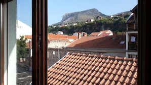Chambre Triple, salle de bains commune | Vue de la chambre