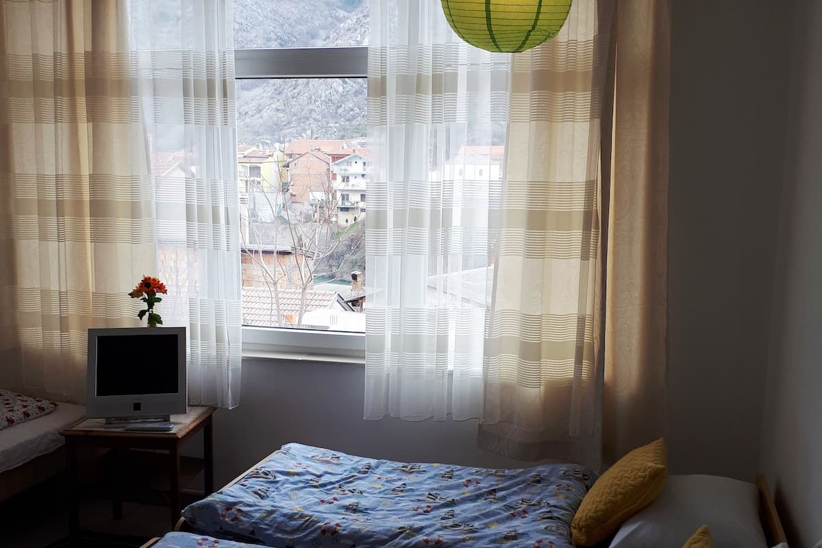 Studio - privat badrum - utsikt mot bergen (Kitchen) | 1 sovrum, skrivbord, gratis wi-fi och sÀngklÀder