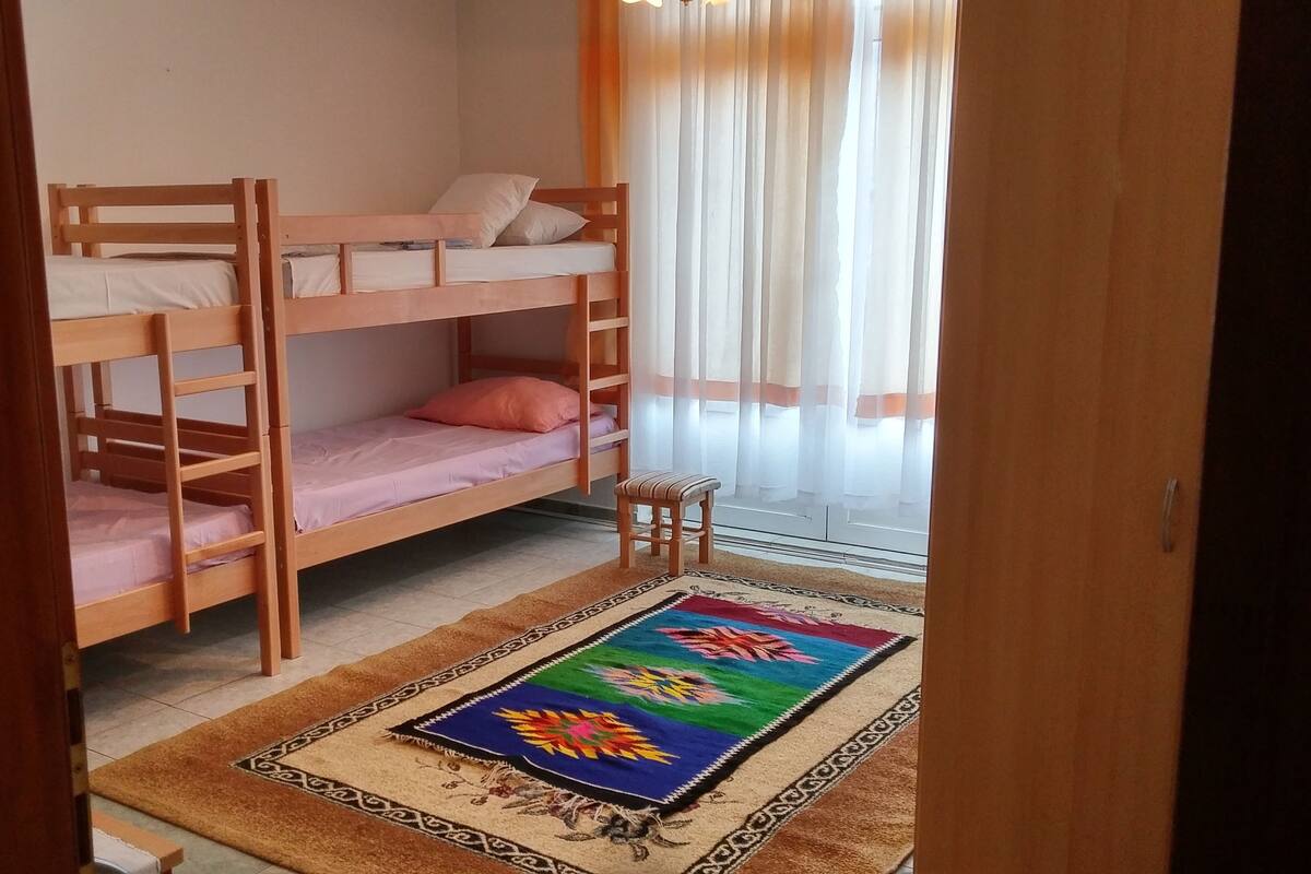 Rum (6 Beds, Two Bathrooms) | 1 sovrum, skrivbord, gratis wi-fi och sÀngklÀder
