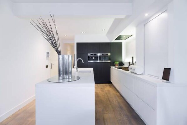 Căn hộ Deluxe, 2 phòng ngủ | Bếp riêng | Tủ lạnh, lò vi sóng, lò nướng, bếp nấu