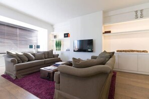 Deluxe appartement, 2 slaapkamers | Woonruimte | Flatscreentelevisie