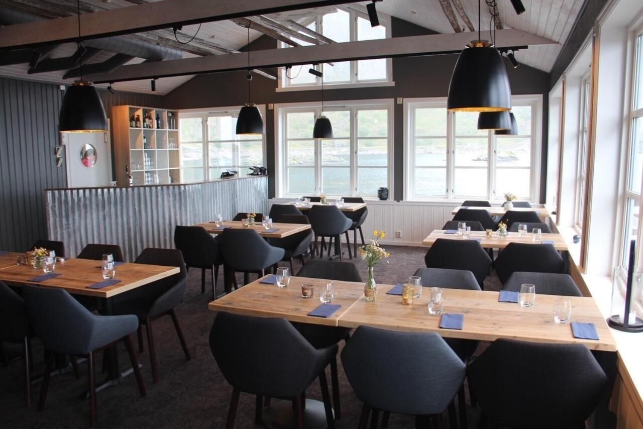 Se sirven comidas, cenas y cocina local e internacional 