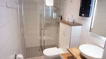 Chambre Double, salle de bains commune | Coin séjour
