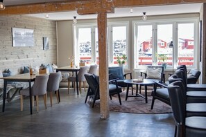 Se sirven almuerzos y cenas, cocina local e internacional