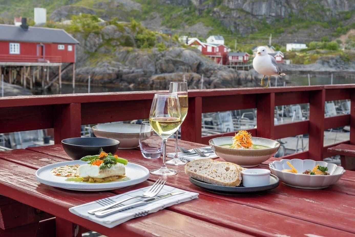 Se sirven comidas, cenas y cocina local e internacional 